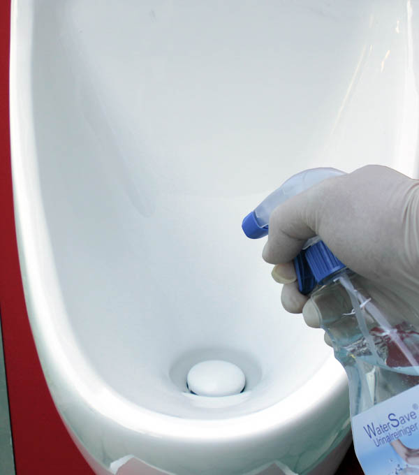 Wasserlose Urinale Zwischendurch mit WaterSave-Urinalreiniger besprühen